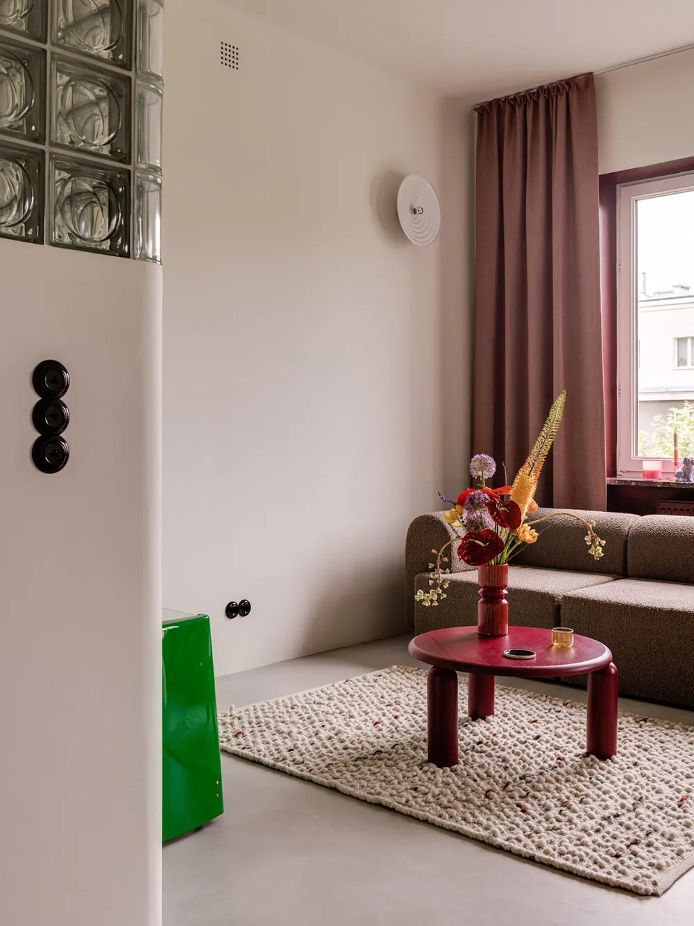 Смелая мебель и материалы в дизайне небольшой квартиры в Варшаве (45 кв. м) - Gallery image 5