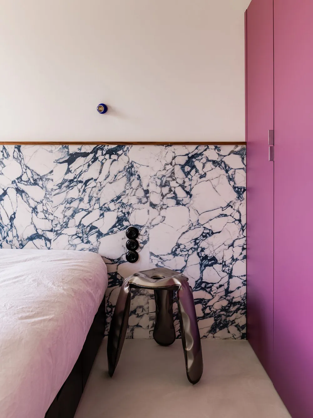 Смелая мебель и материалы в дизайне небольшой квартиры в Варшаве (45 кв. м) - Gallery image 10