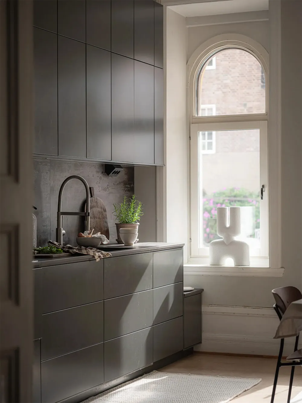 Мягкие пастельные оттенки в дизайне элегантной квартиры в Гётеборге - Gallery image 9