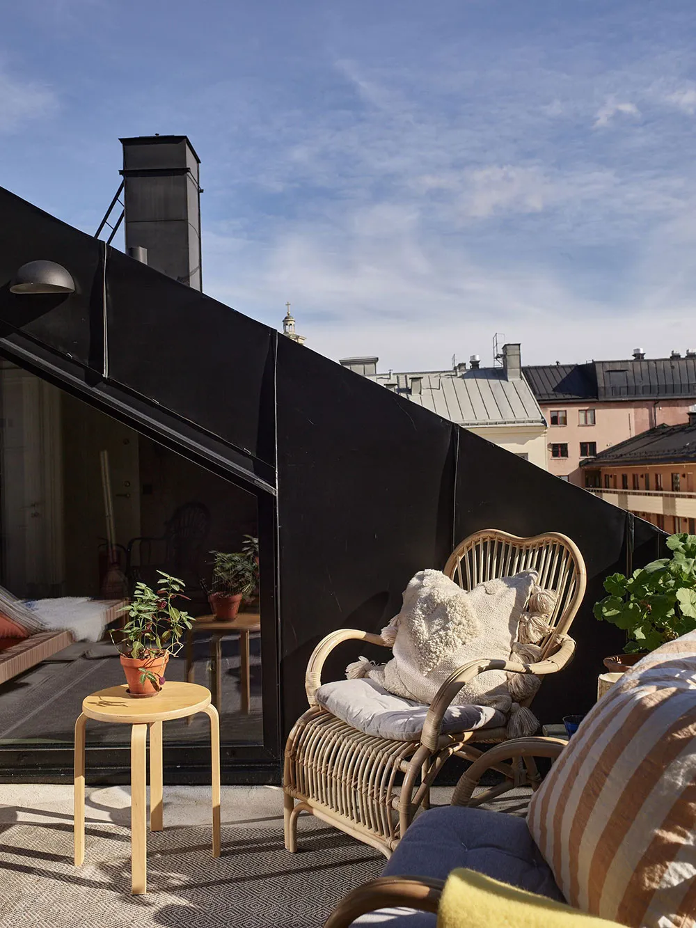 Cozy attic with industrial elements - Gallery image 1