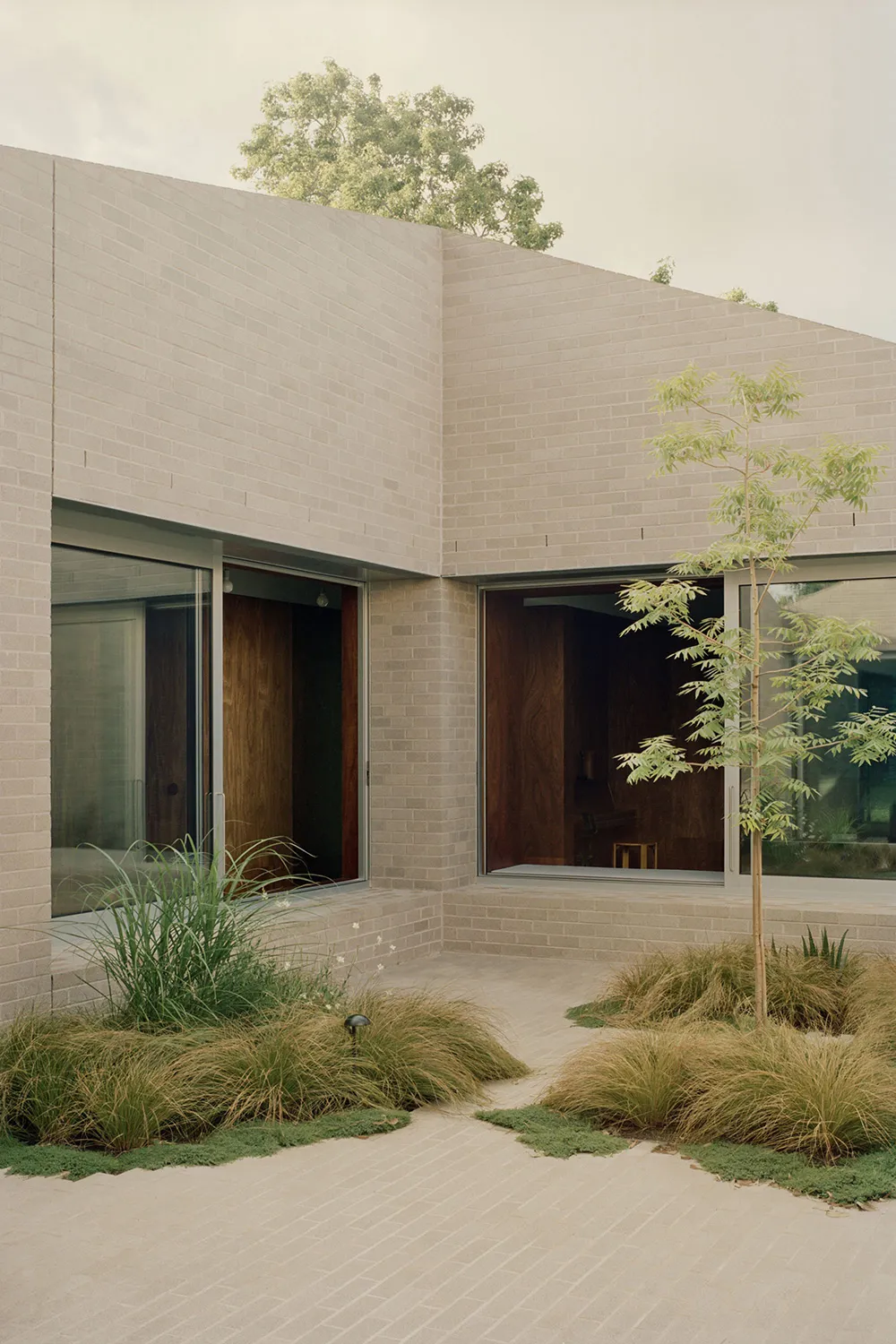 Uroczy minimałizm jednopoziomowego ceglanyego domu w Melbourne - Gallery image 17