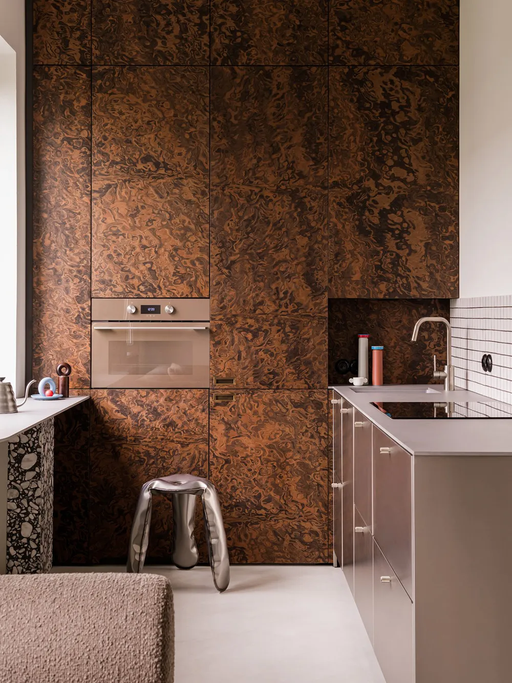 Смелая мебель и материалы в дизайне небольшой квартиры в Варшаве (45 кв. м) - Gallery image 1