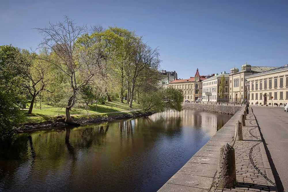 Außergewöhnlich farbenfrohe Farben im skandinavischen Interieur einer schwedischen Wohnung (81 qm) - Gallery image 34