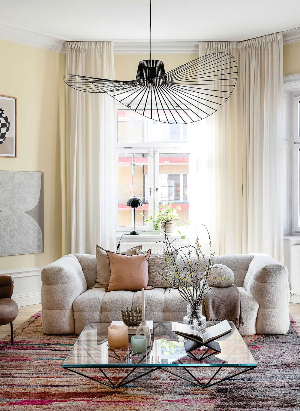 砂色の壁を持つモダンなスカンジナビア風アパートメント(93平方メートル) - Gallery image 1