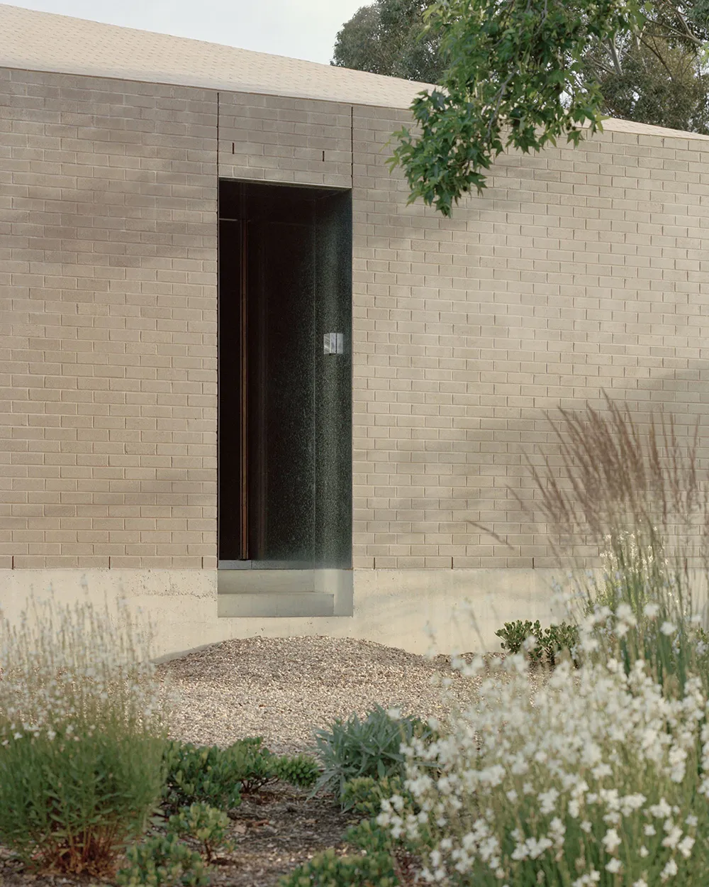 Uroczy minimałizm jednopoziomowego ceglanyego domu w Melbourne - Gallery image 18