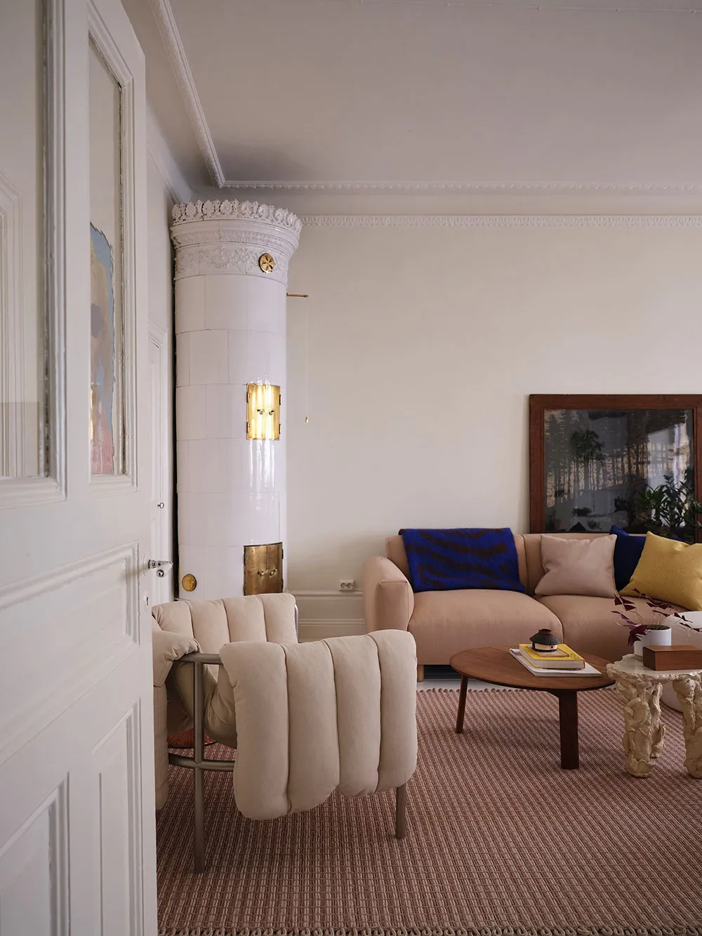 Mueble extravagante y escritorio de oficina en lugar de mesa de comedor: diseño inesperado en Estocolmo (49 m²) - Gallery image 1