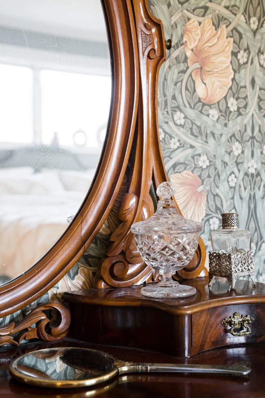 Желтый экстерьер и цветочные обои внутри: душевная дача в Швеции - Gallery image 19