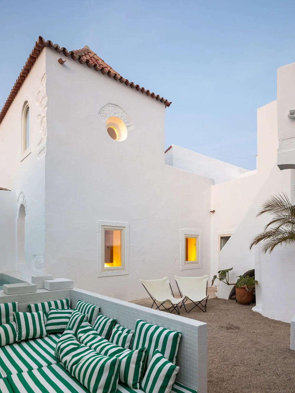 Design moderne avec respect pour le passé : la maison d'hôtes Casa Quatro au Portugal - Gallery image 1