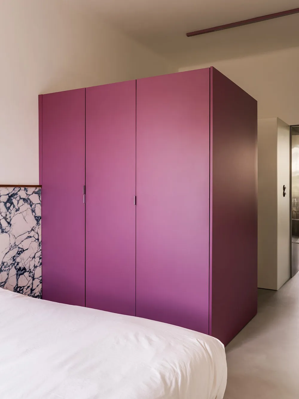 Смелая мебель и материалы в дизайне небольшой квартиры в Варшаве (45 кв. м) - Gallery image 11