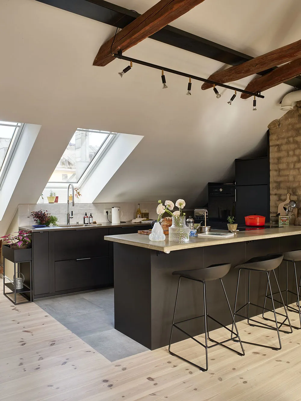 Cozy attic with industrial elements - Gallery image 9