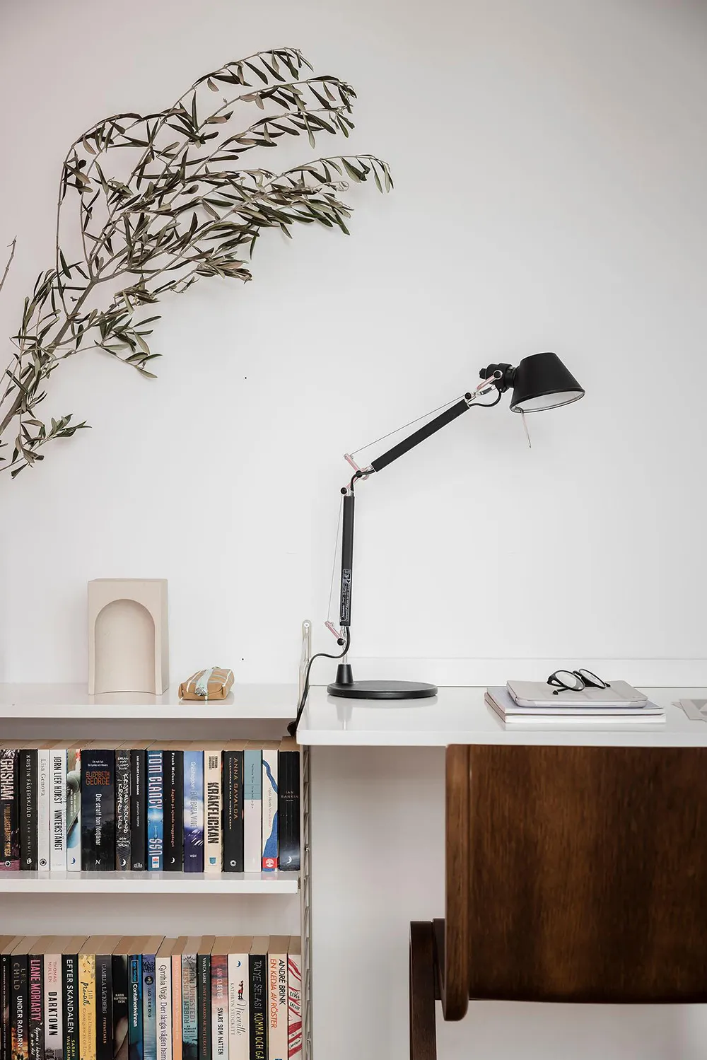 Außergewöhnlich farbenfrohe Farben im skandinavischen Interieur einer schwedischen Wohnung (81 qm) - Gallery image 26