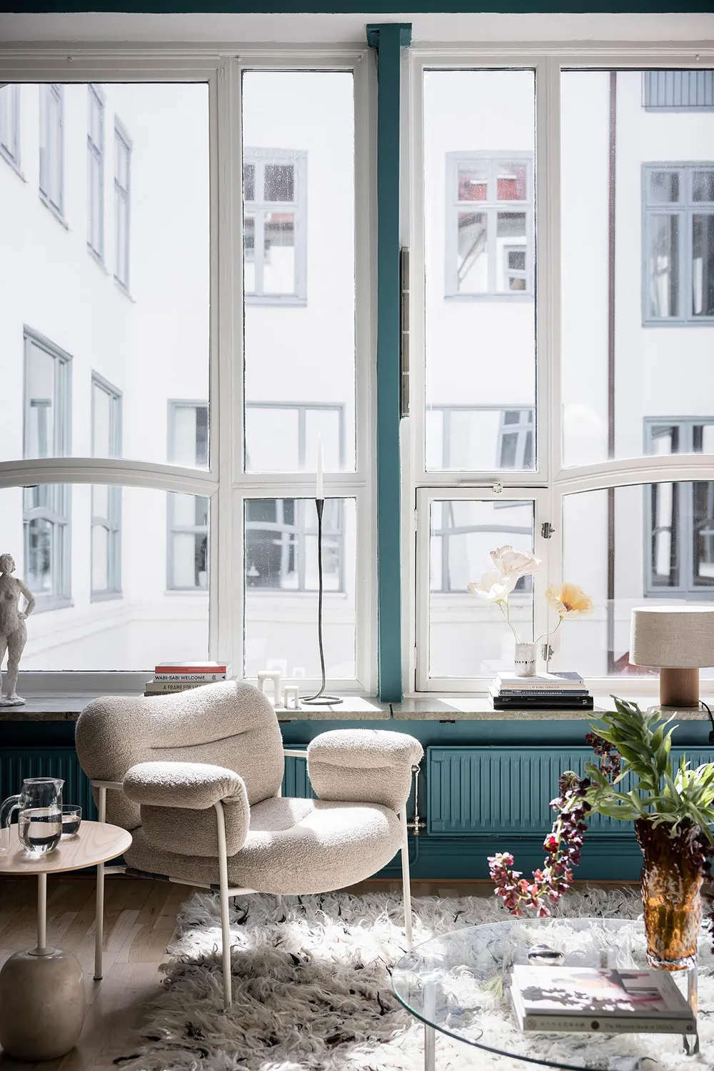 Außergewöhnlich farbenfrohe Farben im skandinavischen Interieur einer schwedischen Wohnung (81 qm) - Gallery image 1