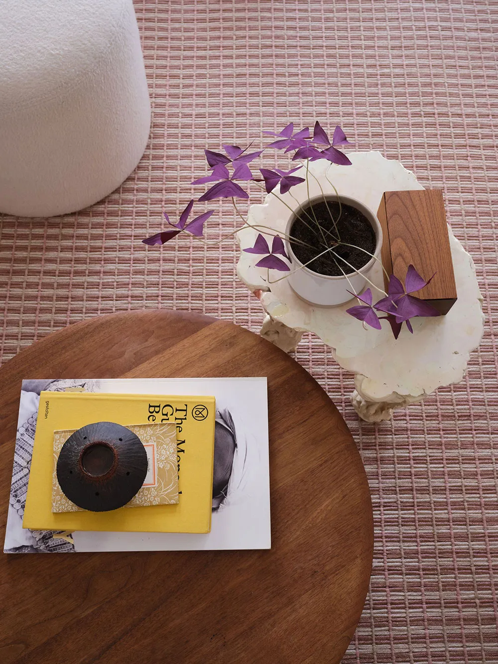 Mueble extravagante y escritorio de oficina en lugar de mesa de comedor: diseño inesperado en Estocolmo (49 m²) - Gallery image 5