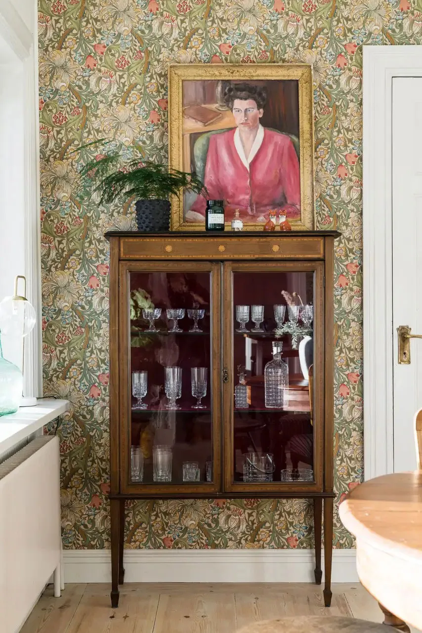 Желтый экстерьер и цветочные обои внутри: душевная дача в Швеции - Gallery image 5