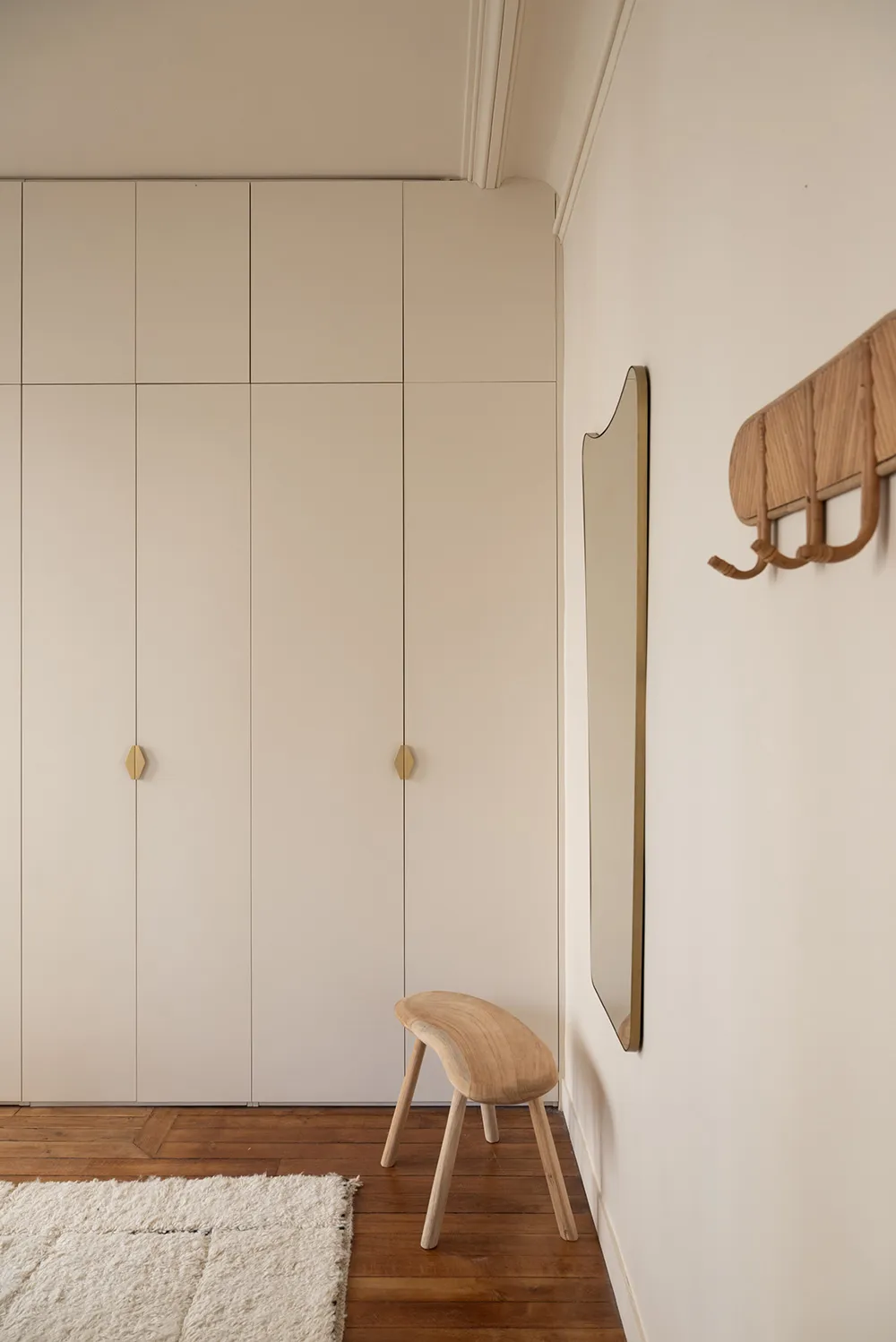 Изящные детали и мягкий современный дизайн: квартира в Париже - Gallery image 14