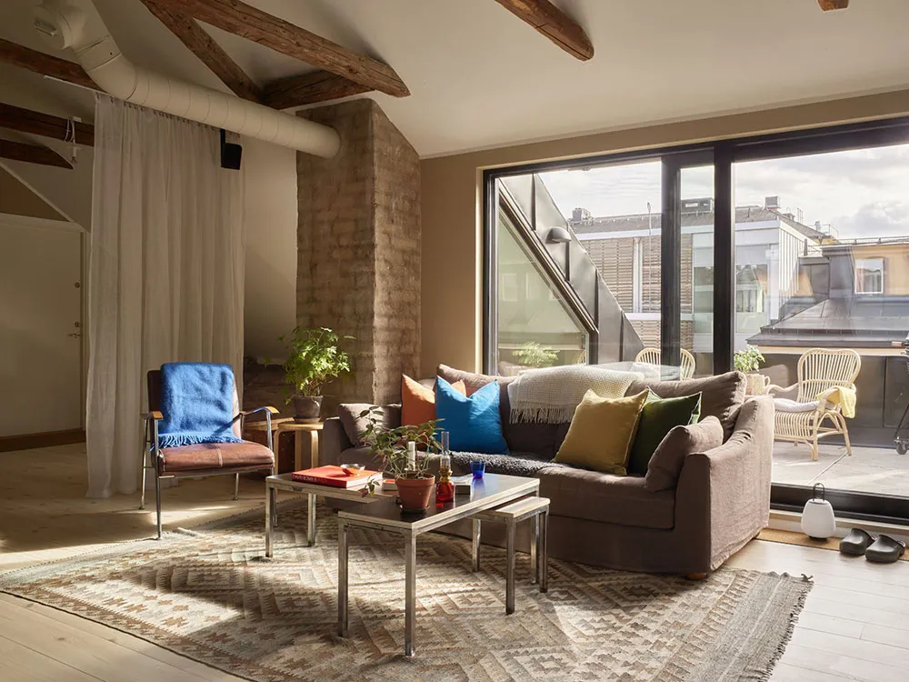 Cozy attic with industrial elements - Gallery image 4