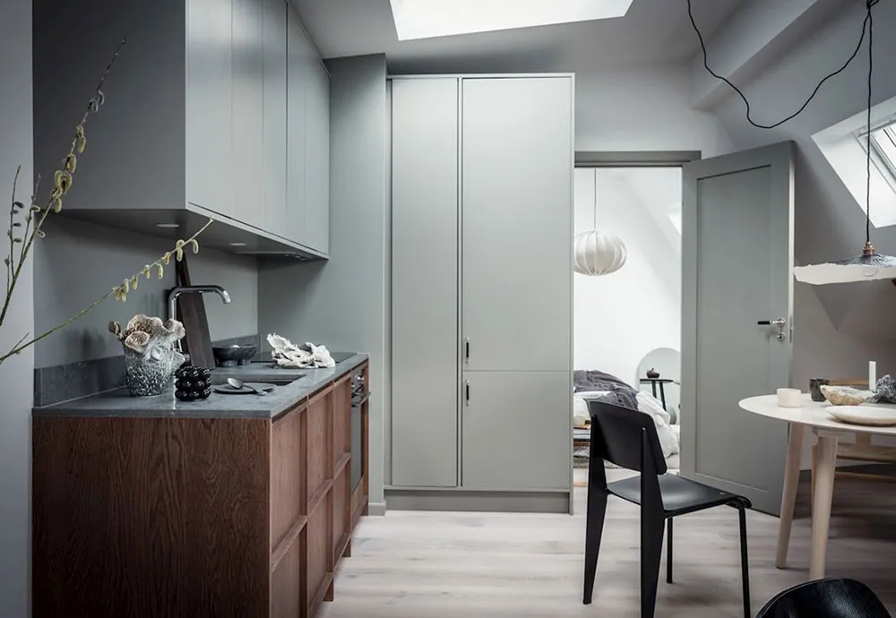 Chambre d'été confortable et petite avec meubles élégants et posters (35 m²) - Gallery image 6