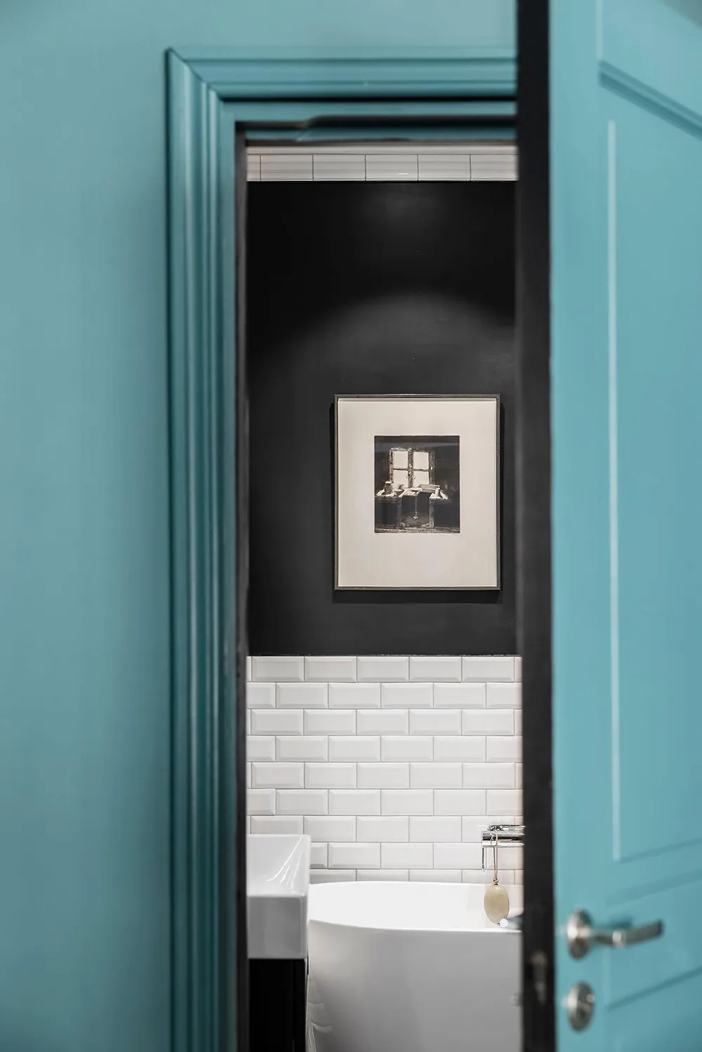 Außergewöhnlich farbenfrohe Farben im skandinavischen Interieur einer schwedischen Wohnung (81 qm) - Gallery image 28