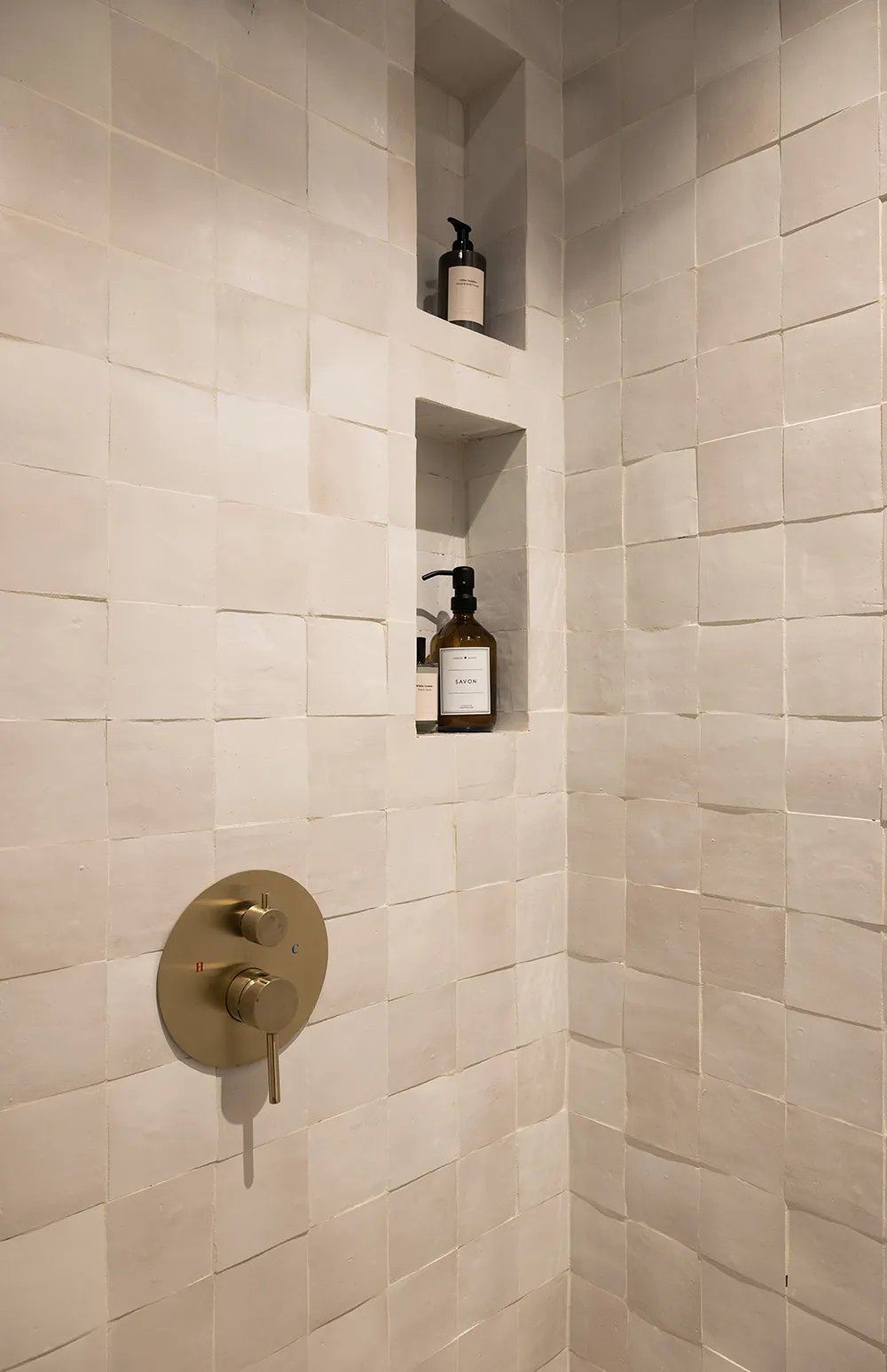 Изящные детали и мягкий современный дизайн: квартира в Париже - Gallery image 16