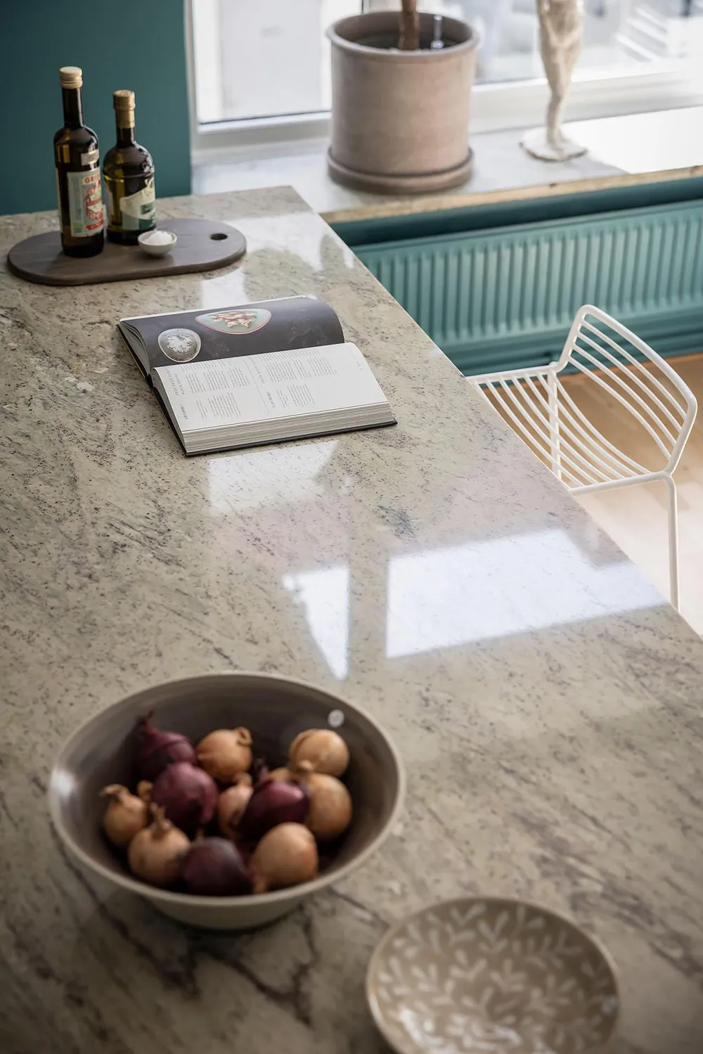 Außergewöhnlich farbenfrohe Farben im skandinavischen Interieur einer schwedischen Wohnung (81 qm) - Gallery image 14