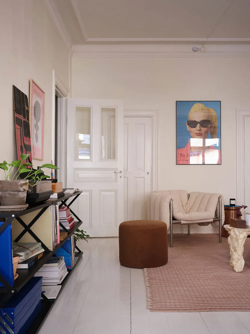 Mueble extravagante y escritorio de oficina en lugar de mesa de comedor: diseño inesperado en Estocolmo (49 m²) - Gallery image 11