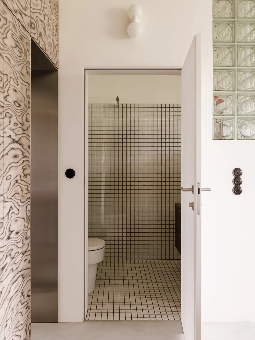 Смелая мебель и материалы в дизайне небольшой квартиры в Варшаве (45 кв. м) - Gallery image 7