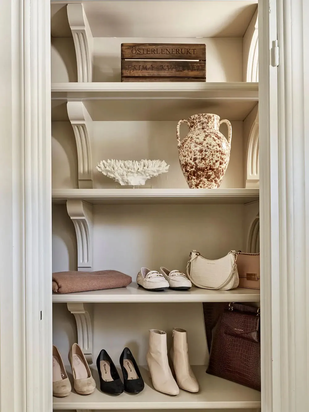 Eleganckie i ciepłe wnętrza szwedzkich kottedży - Gallery image 7