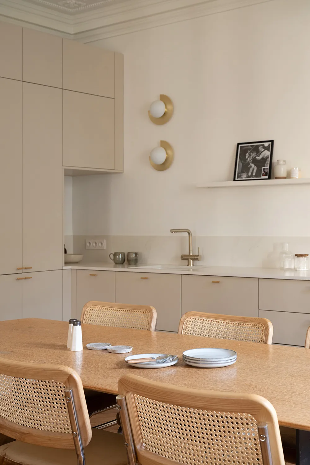 Изящные детали и мягкий современный дизайн: квартира в Париже - Gallery image 7