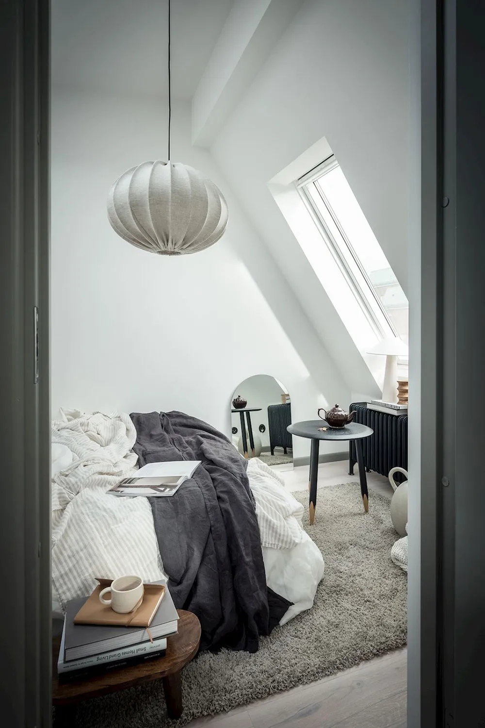 Chambre d'été confortable et petite avec meubles élégants et posters (35 m²) - Gallery image 15
