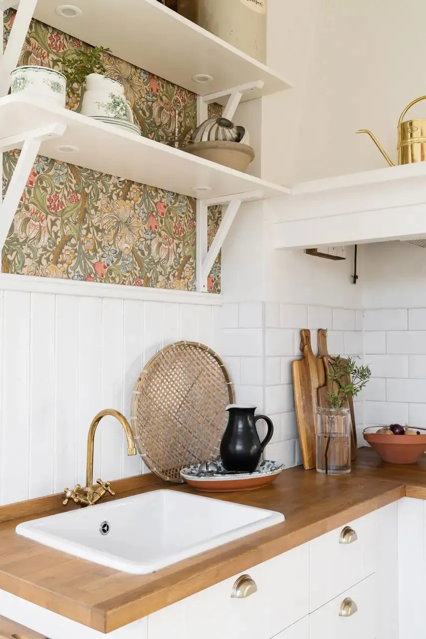 Желтый экстерьер и цветочные обои внутри: душевная дача в Швеции - Gallery image 6