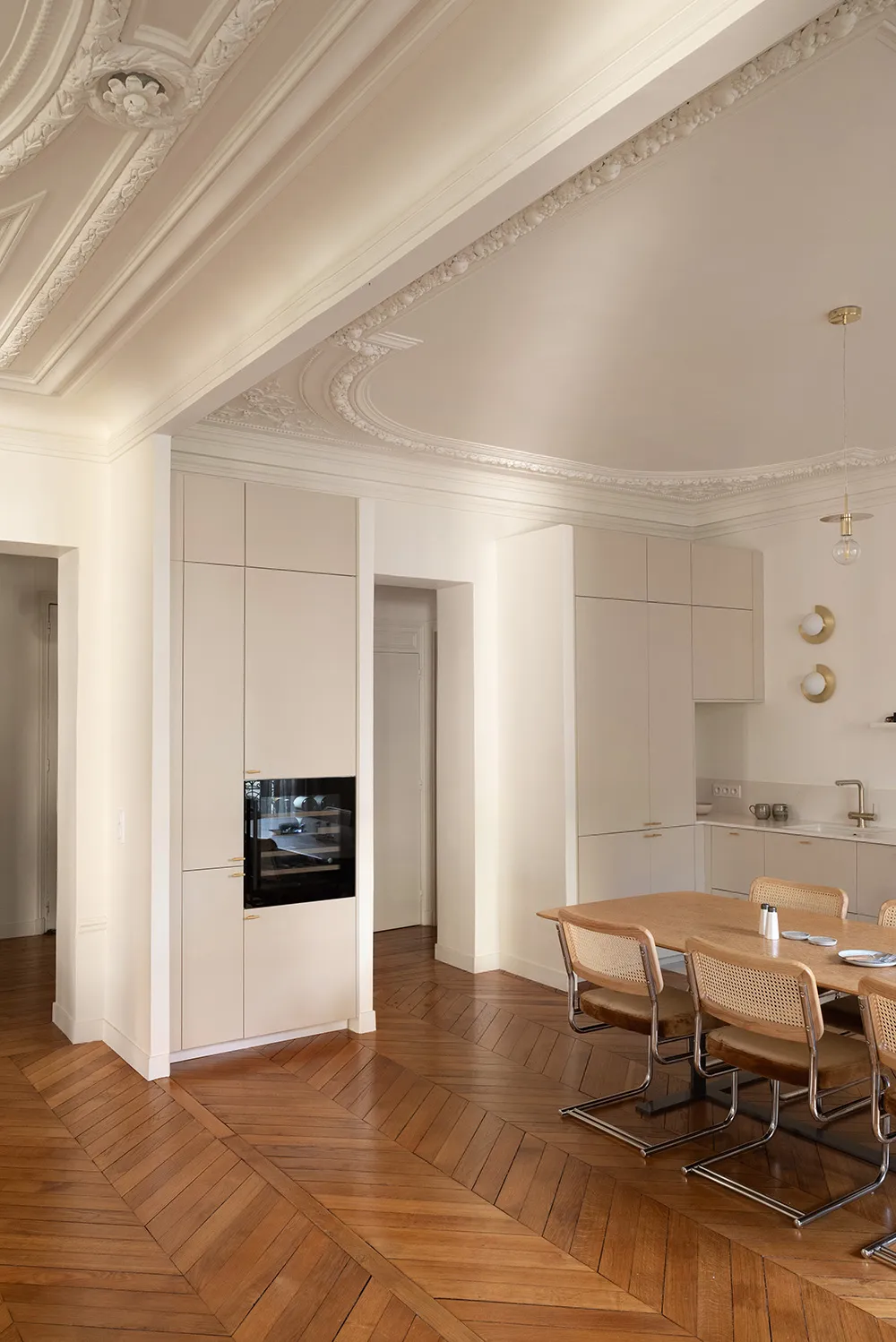 Изящные детали и мягкий современный дизайн: квартира в Париже - Gallery image 10