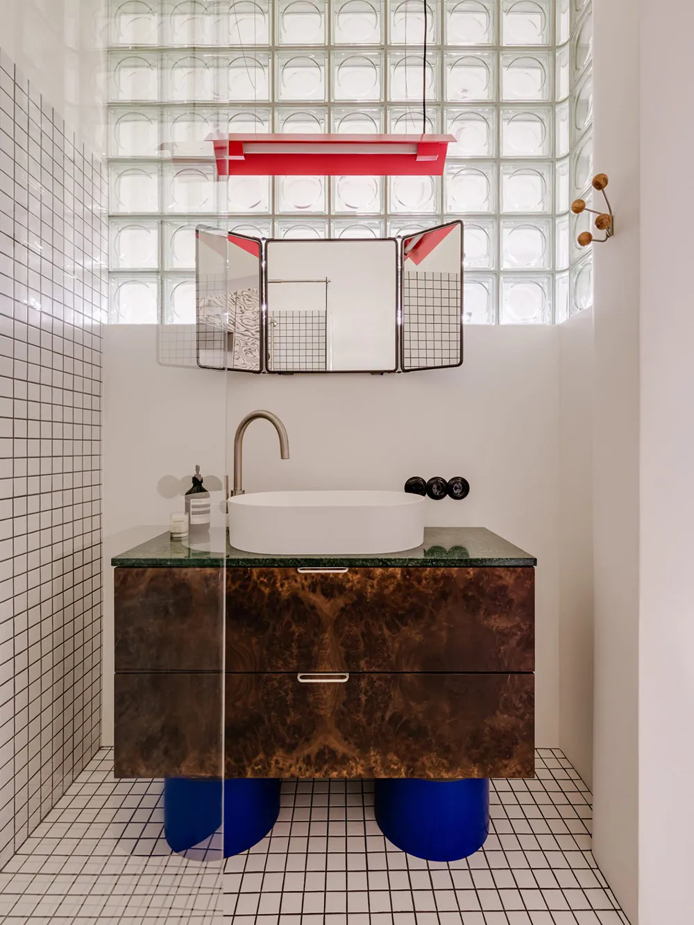 Смелая мебель и материалы в дизайне небольшой квартиры в Варшаве (45 кв. м) - Gallery image 13