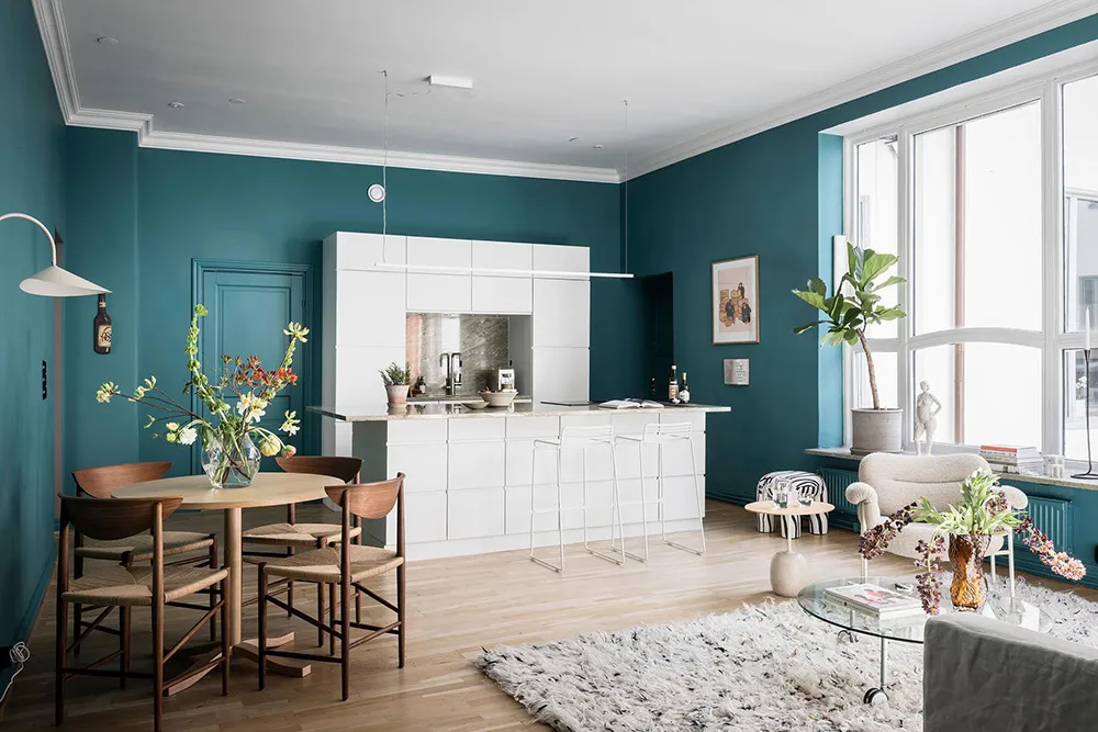 Außergewöhnlich farbenfrohe Farben im skandinavischen Interieur einer schwedischen Wohnung (81 qm) - Gallery image 15