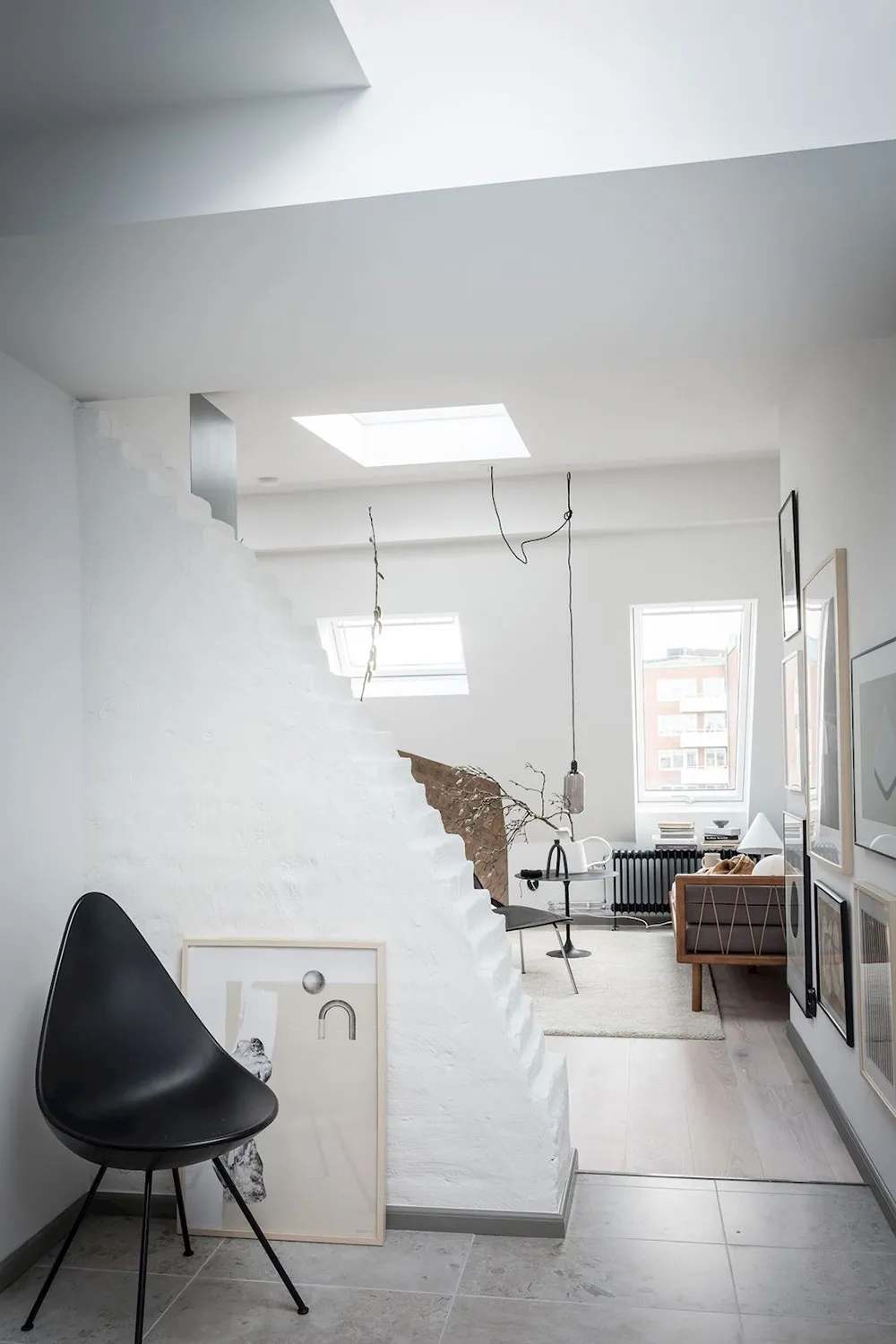 Chambre d'été confortable et petite avec meubles élégants et posters (35 m²) - Gallery image 1