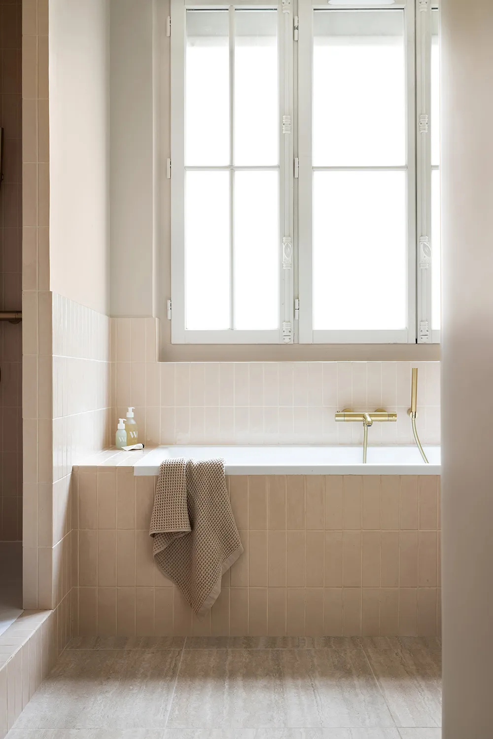 Изящные детали и мягкий современный дизайн: квартира в Париже - Gallery image 15