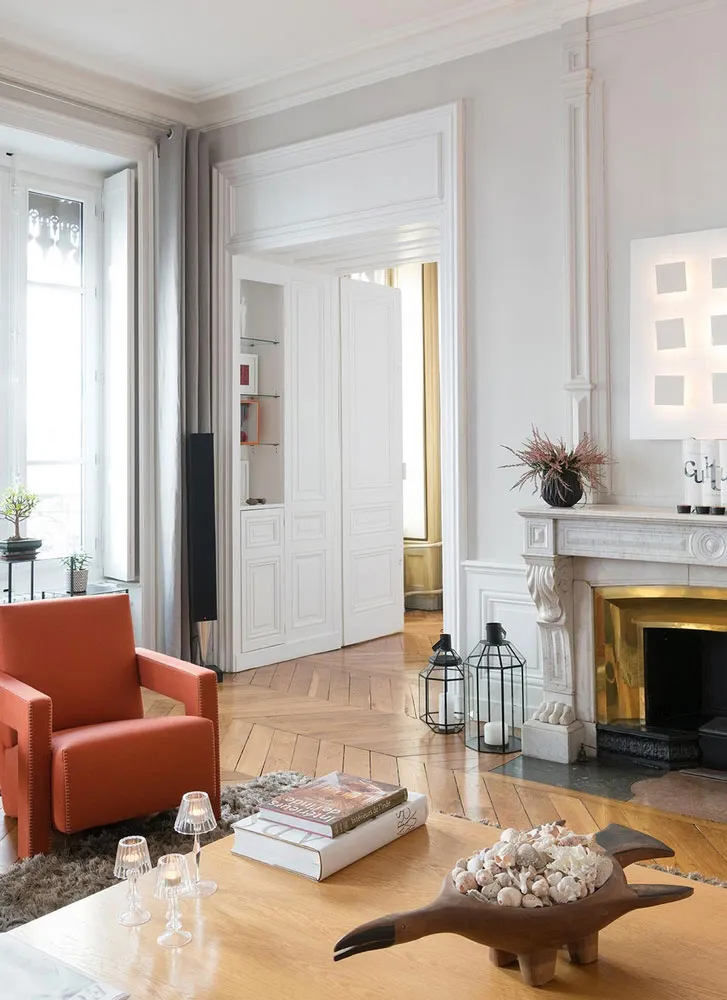 Une magnifique appartement parisien avec un décor classique élégant - Gallery image 2