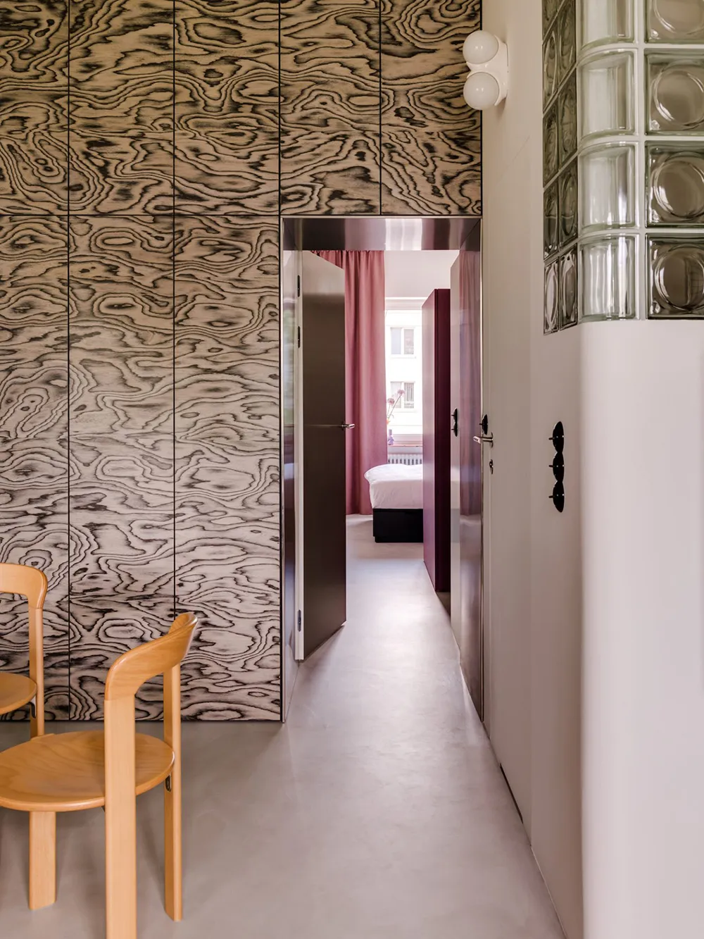 Смелая мебель и материалы в дизайне небольшой квартиры в Варшаве (45 кв. м) - Gallery image 9