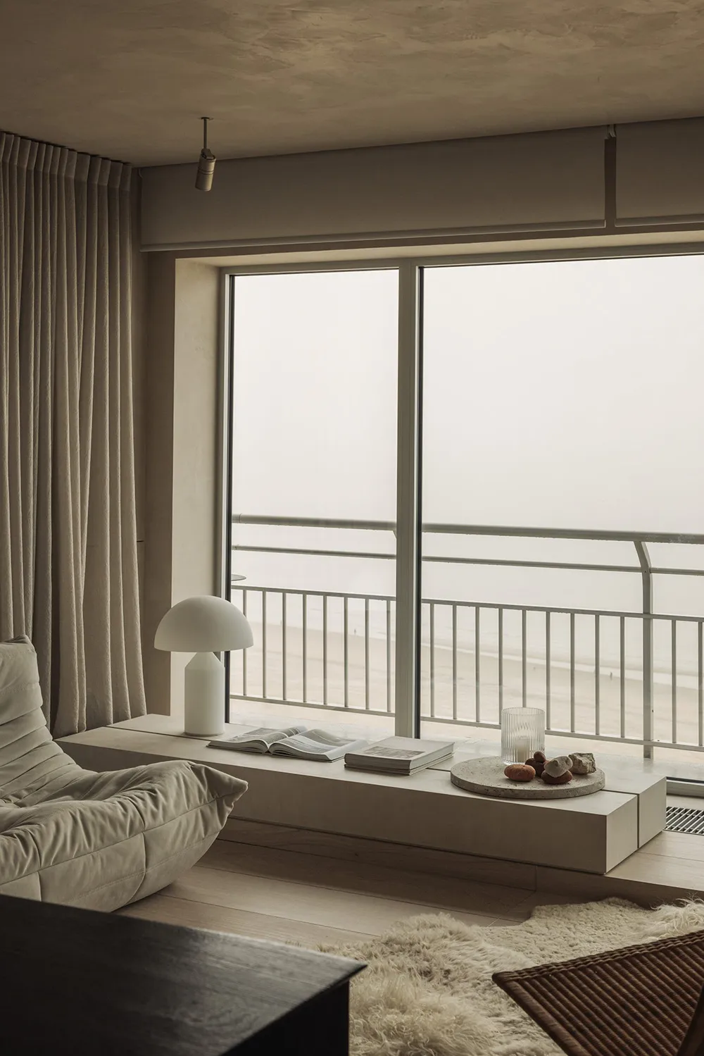 Стильный песочный минимализм в Бельгии - Gallery image 1