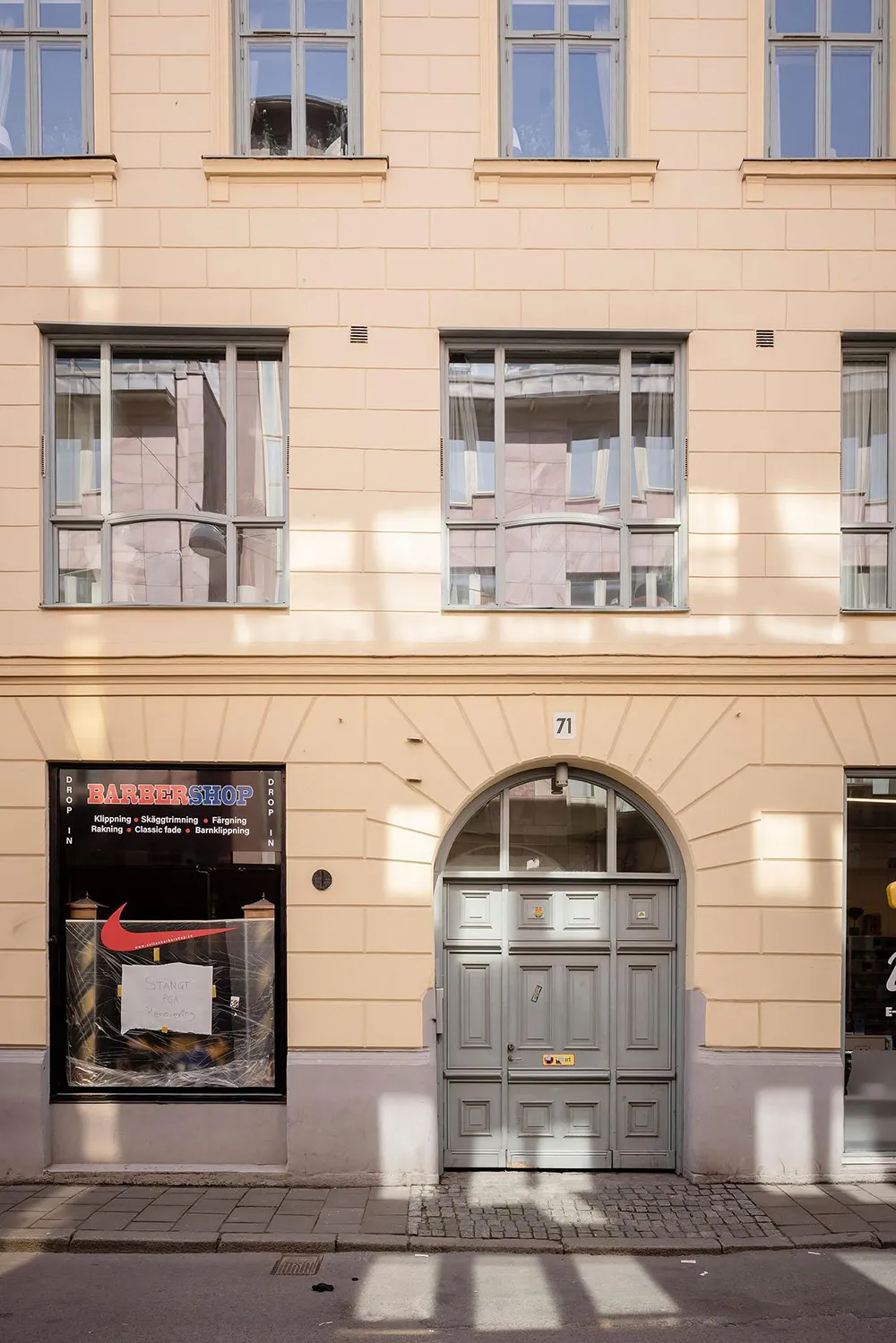 Außergewöhnlich farbenfrohe Farben im skandinavischen Interieur einer schwedischen Wohnung (81 qm) - Gallery image 33