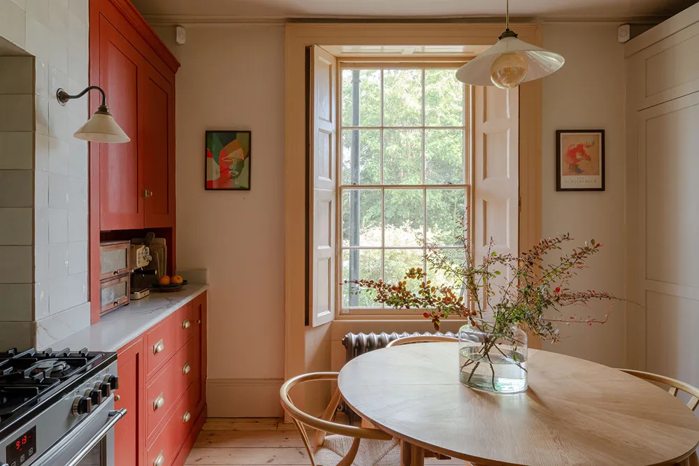 केंट काउंटी में स्थित एक घर का नरम एवं रंगीन आंतरिक भाग - Gallery image 6