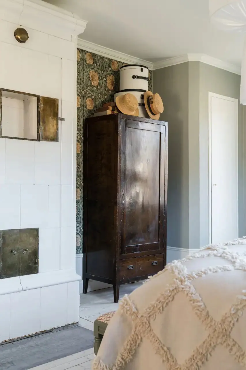 Желтый экстерьер и цветочные обои внутри: душевная дача в Швеции - Gallery image 18