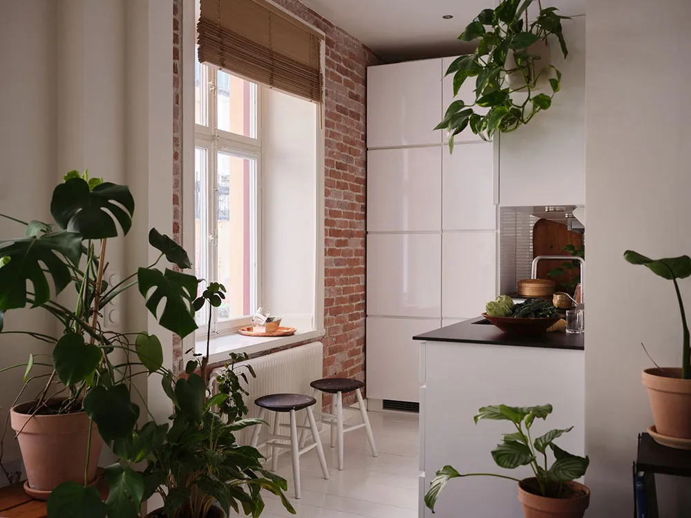 Mueble extravagante y escritorio de oficina en lugar de mesa de comedor: diseño inesperado en Estocolmo (49 m²) - Gallery image 7