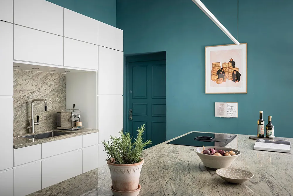 Außergewöhnlich farbenfrohe Farben im skandinavischen Interieur einer schwedischen Wohnung (81 qm) - Gallery image 12