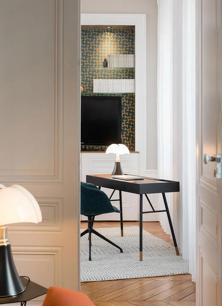Une magnifique appartement parisien avec un décor classique élégant - Gallery image 9