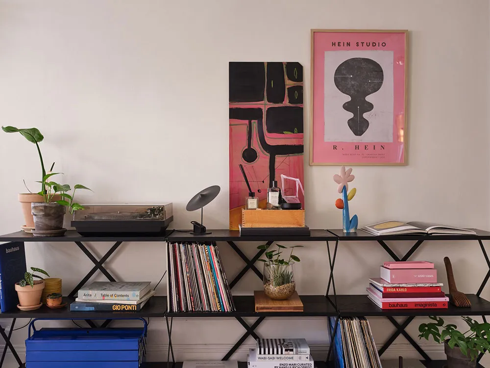 Mueble extravagante y escritorio de oficina en lugar de mesa de comedor: diseño inesperado en Estocolmo (49 m²) - Gallery image 10