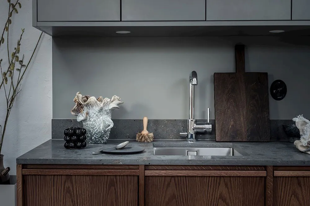 Chambre d'été confortable et petite avec meubles élégants et posters (35 m²) - Gallery image 11