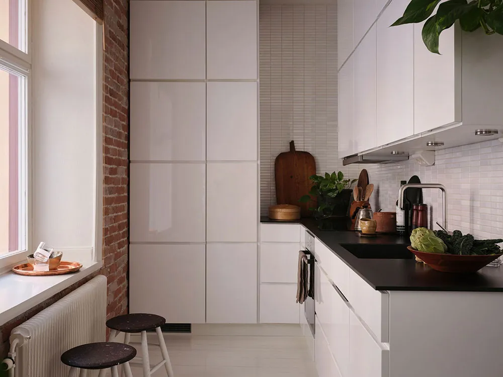 Mueble extravagante y escritorio de oficina en lugar de mesa de comedor: diseño inesperado en Estocolmo (49 m²) - Gallery image 8