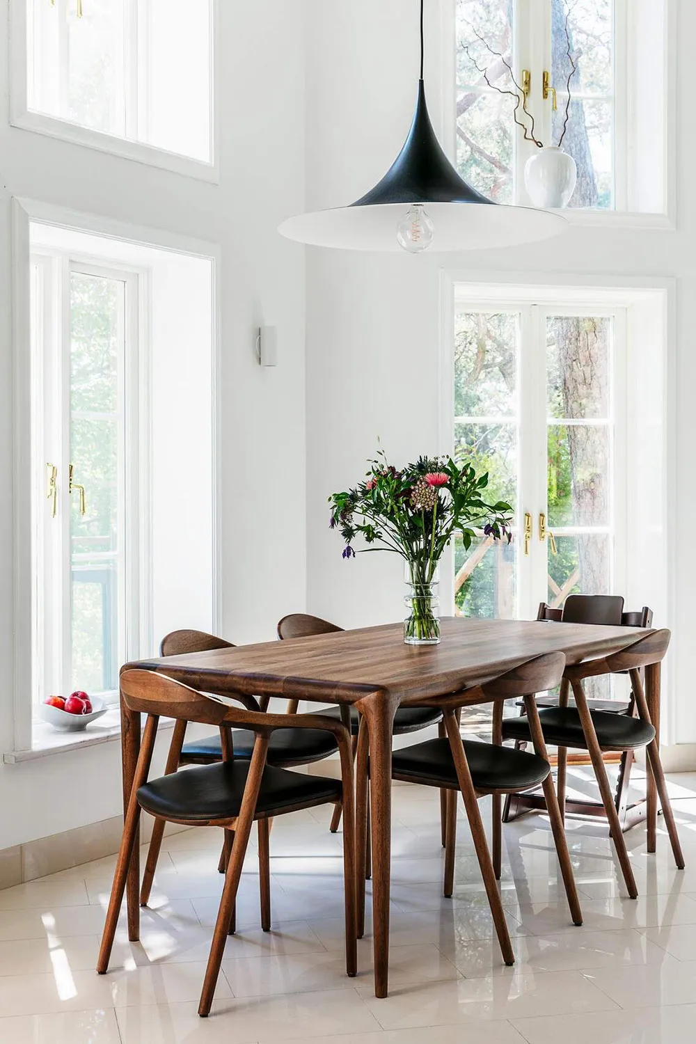 Уютный шведский коттедж в лесу с округлыми линиями в архитектуре - Gallery image 9