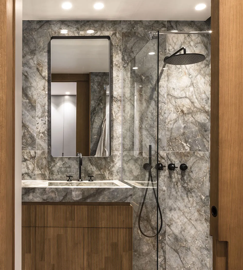 Piękno naturalnego kamienia w eleganckim apartamencie w Paryżu - Gallery image 14