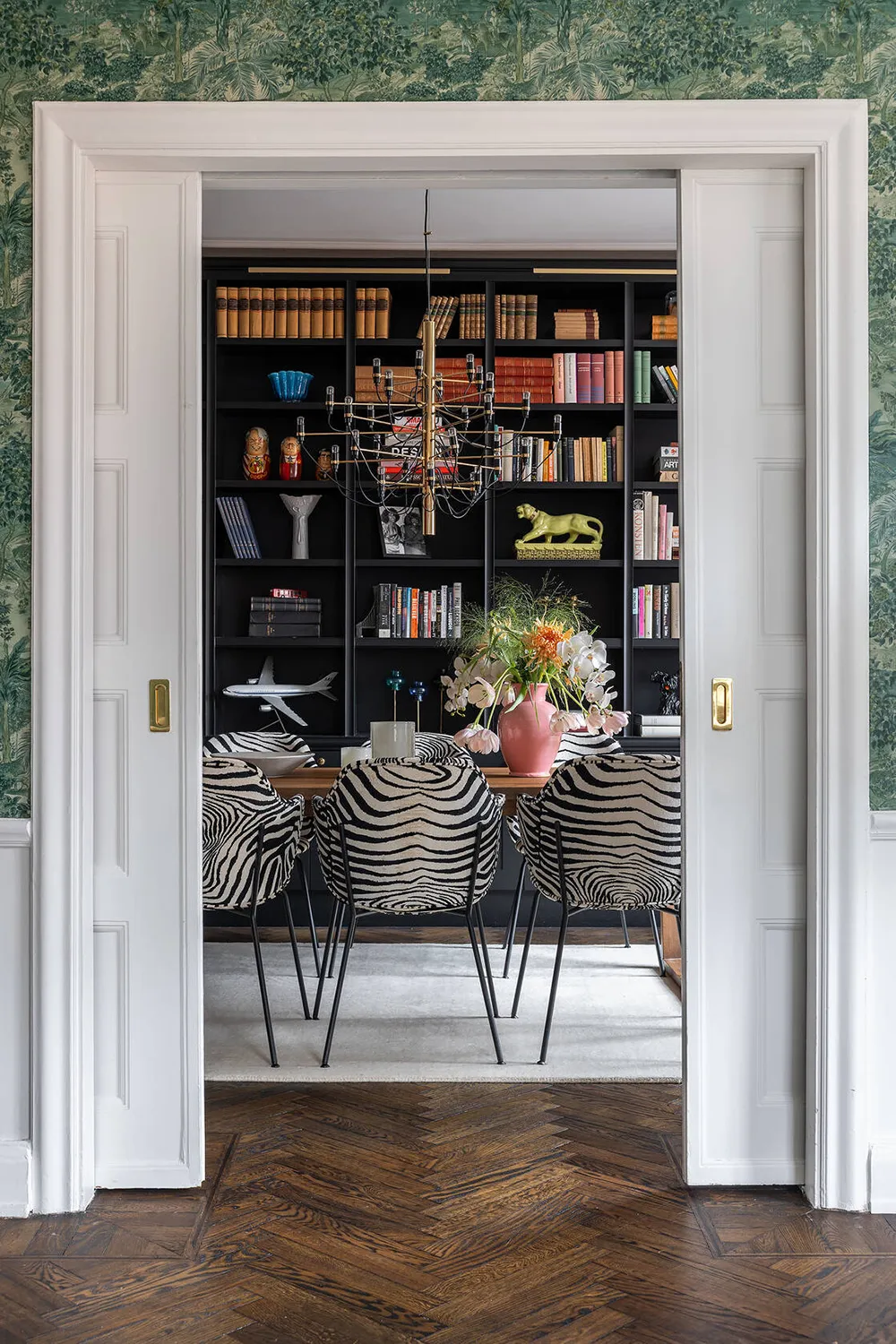 Fond d'écran floral dans le salon et une cuisine rouge : un appartement expressif à Stockholm - Gallery image 1